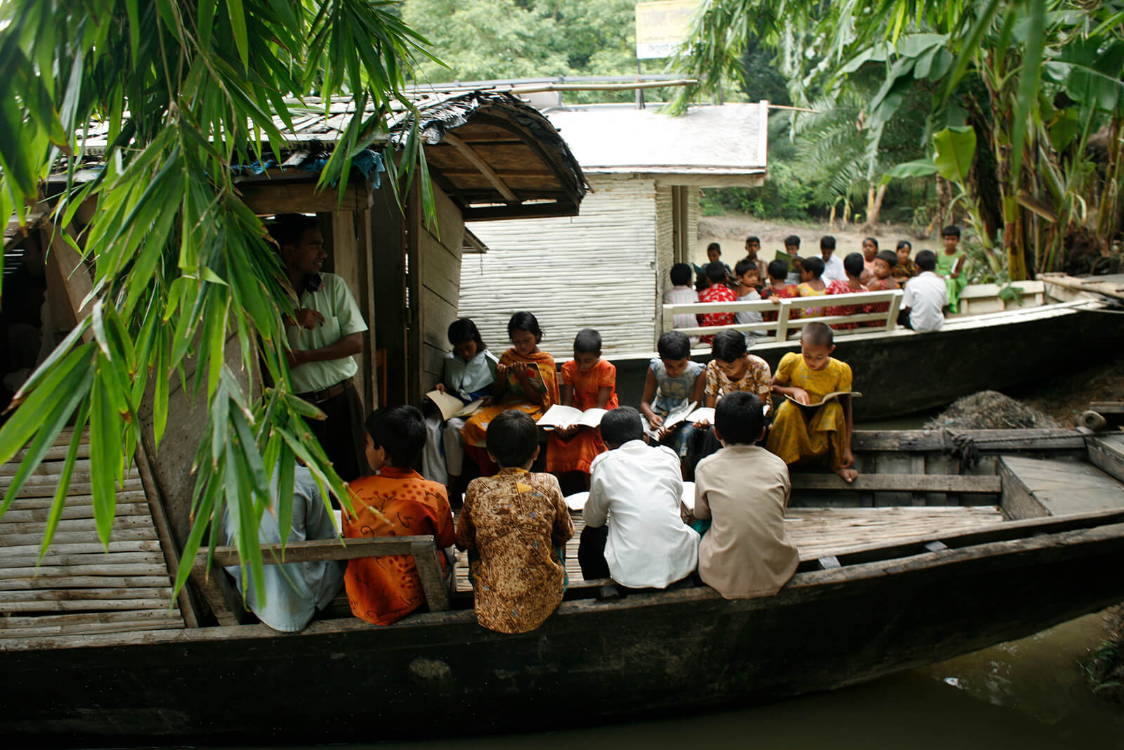 Unusual schools. Плавучие школы Бангладеш. Лодочные школы, Бангладеш. Школа в лодке Бангладеш. Бангладеш школа на воде.